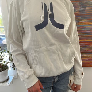 Hoodie  - Vit hoodie med mörkblått tryck. Bra skicka förutom några små fläckar🔆