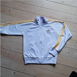 Adidas - skön men börjar bli för liten pga av att den är ganska gammal, inte andvänts så mycket på sistonde. Den är S men funkar fortfarande på M. Lite törspenna på ena ärmen