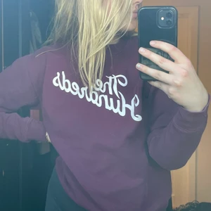 The hundreds  - Fin tröja från junkyard, som inte används längre , bra skick men liiite blekt🙌