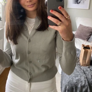 grön kofta - säljer min grön/gråa  kofta från hm, tycker ej jag passar i den så kommer ej till så mycket användning. storlek S men skulle säga att den känns mer som en Xs