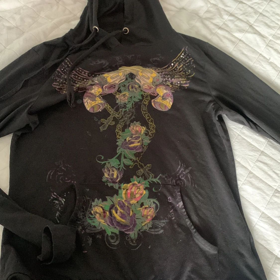 Svart tunn hoddie med en fin design