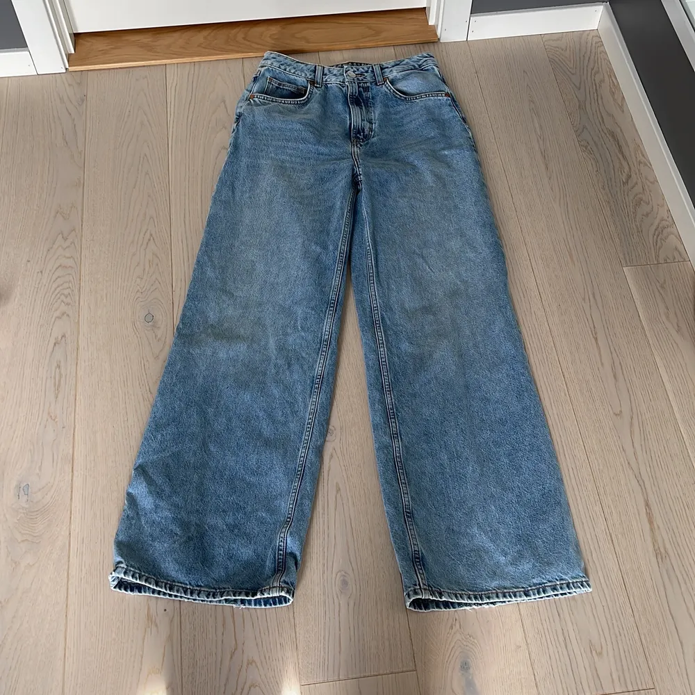 Hej! Säljer ett par jätte fin utsvängda jeans använt några gånger men är jätte fin i materialet och passformen dom är från Gina, säljer dom eftersom dom blivit förstora hör av dig om du har några funderingar😊. Jeans & Byxor.