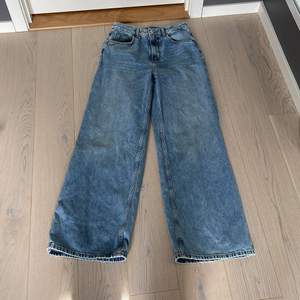 Hej! Säljer ett par jätte fin utsvängda jeans använt några gånger men är jätte fin i materialet och passformen dom är från Gina, säljer dom eftersom dom blivit förstora hör av dig om du har några funderingar😊