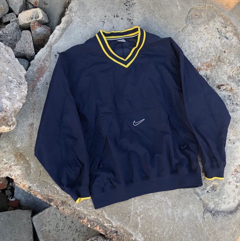 Vintage Nike pullover från mitten av 90-talet. Storlek L. Pullovern är i perfekt vintage skick. Hör av dig om du undrar något! 🌱🌅. Tröjor & Koftor.