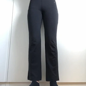 Stadium byxor  - Jag är 163 cm med de här byxorna, SOC recomenderar att man är 152 cm. Byxorna sitter ungefär mellan höften och midjan för mig, men går att dra upp utan en tros linje. Endast prövad. Ren, väldigt elastisk och kan röra sig bra i dem. Ordinarie pris: 249 SEK