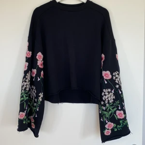 Drömmig tröja från HM - Dags att sälja min fantastiska tröja från HM som jag tyvärr inte använder alls så mycket som den förtjänar. Jättefint skick. Storlek 38. Passar mig som har S/M men skulle också sitta bra på en som är L tror jag, eftersom den är stor modellen. Säljer för 300 kr. Köparen står för frakt