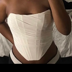 Svart korsettopp - Säljer denna superfina och populära korsett topp i svart då den aldrig kommer till användning för mig. ! Detta är inte mina bilder ! Så skriv privat om ni vill ha egna bilder så fixar vi de! :) 💓
