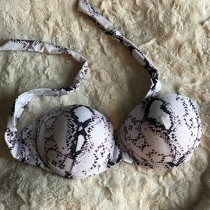 Bikini - Helt ny bikini, säljer då den är för liten för mig. 💗