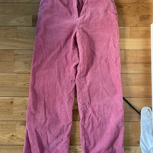 Manchesterbyxor - Ett par rosa manchesterbyxor från Monki. Storlek 36, använda 5 gånger. Nyskick!  Om ni önskar bättre bilder kan jag lösa det! 