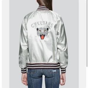 Reversibel bomberjacka från Levi’s - Säljer en vändbar cool bomberjacka från Levi’s som man både kan använda till vardags men även på fest! Jackan är köpt på Levi’s egna butik i Stockholm och är o nyskick!