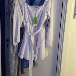 Vit klänning storlek 40 - Detta är en vit klänning från NA-KD i storlek 40. Klänningen är endast provad och i jättefint skick. Klänningen är ganska kort för mig som är ungefär 166 och sitter ganska tajt vid bröstkorgen. Klänningen är stretchig. Jag säljer den för jag kände att den inte kommer komma till användning.💞