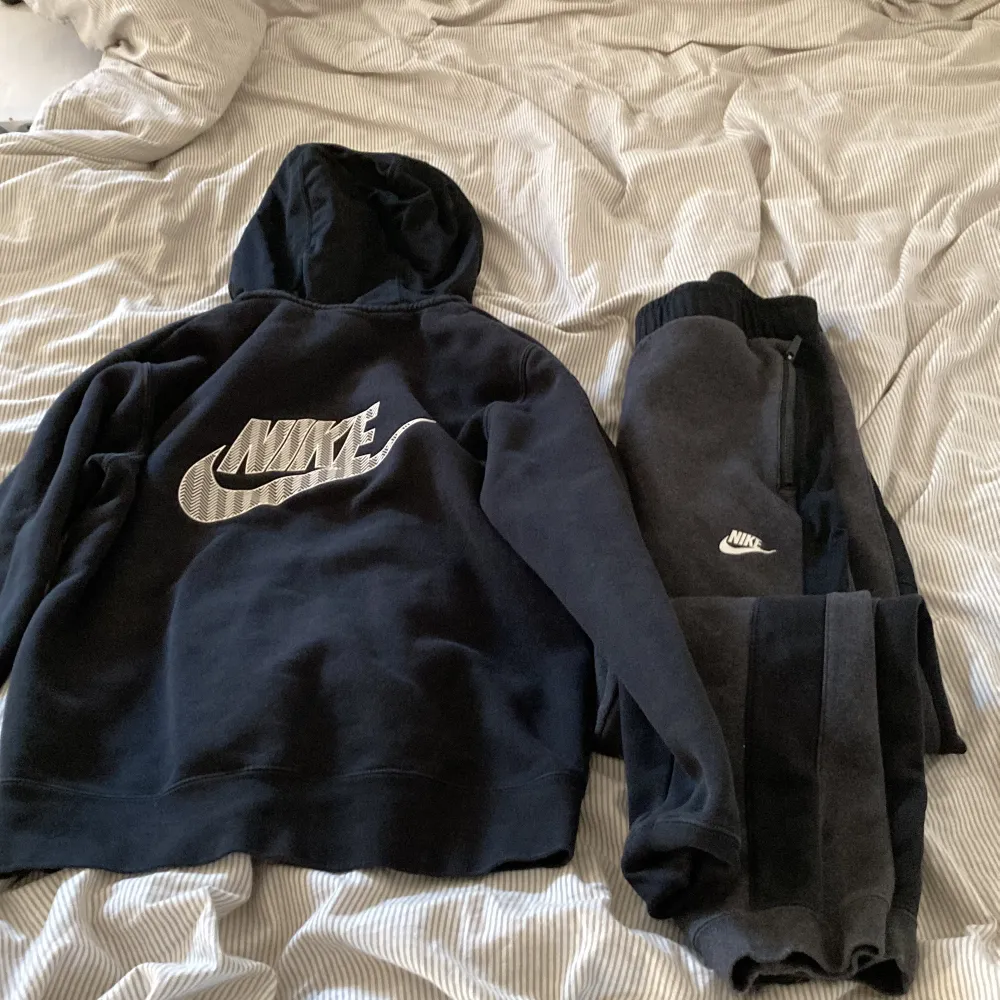 Detta nike settet är väldigt bekvämt och stiliga dom är i perfekt skick 10/10 knappt använda o säljer dem destuom för bra pris. Skriv dm för mer. Hoodies.