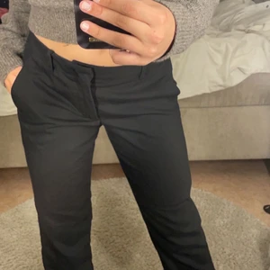 Zara  - Säljer dessa super fina lågmidjade kostymbyxor från Zara. Dem är i st M. 