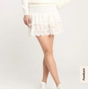 Lägger upp igen pågrund av oseriösa köpare, vit slutsåld kjol som är jättepopulär och trendig. Är i storlek S. Köparen står för Frakten på 45kr, köpt för 350 och säljer nu för 290!!💗❤️