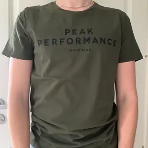 Mörkgrön tshirt från Peak Performance. Använd fåtal gånger💕