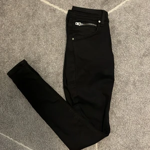 Bik Bok Never Denim svarta jeans  - Svarta jeans med silver detaljer från Bik Bok. Storlek XS. 