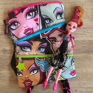 Monster high väska 50:-, docka Gigi såld., Bratz väska 100:- och Hello Kitty väska 50:- 💖