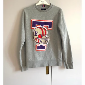 Tommy Hilfiger sweatshirt  - Grå sweatshirt med motiv, stor i storleken 