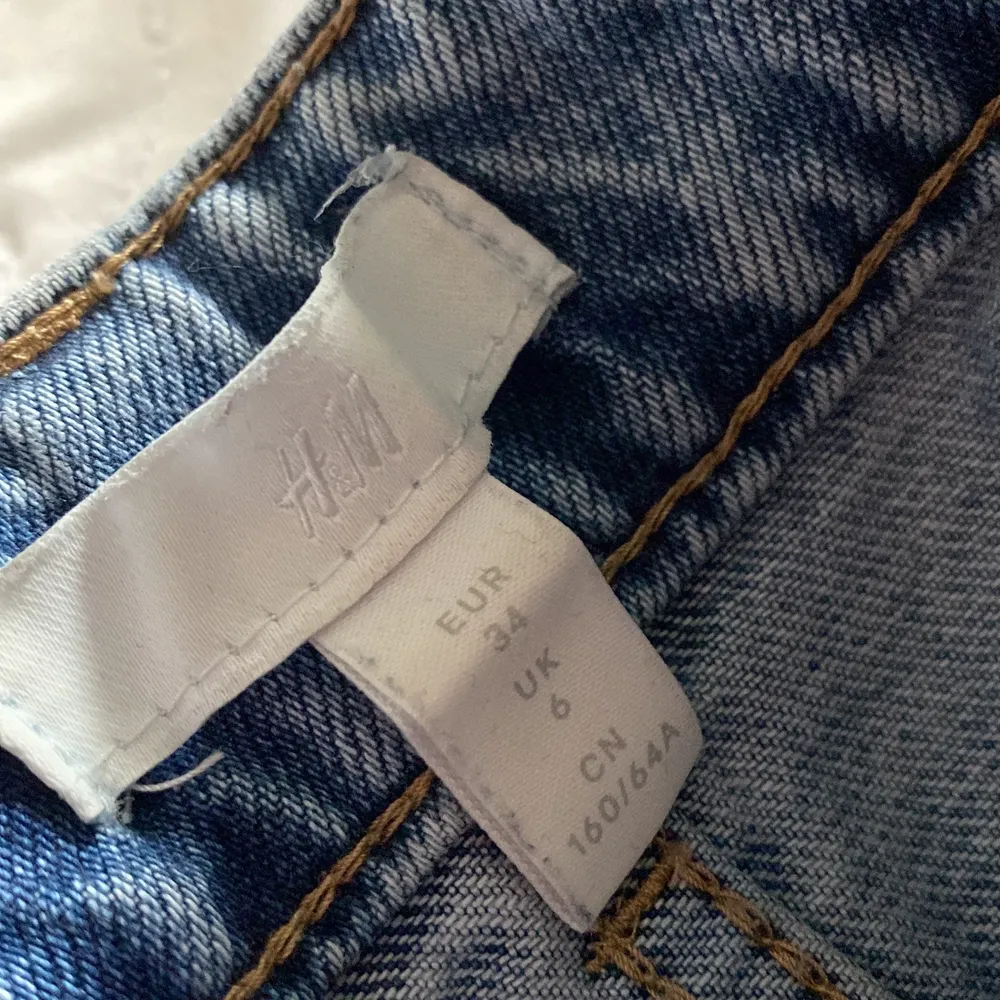superfina hm jeans i bra skick, slutsålda på hemsidan.  . Jeans & Byxor.