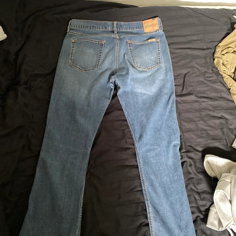 jeans jag använde för över ett år sen. helt nytt stil nu och vill sälja lite gamla fina plagg. dessa jeansen skulle nog passa bra på någon 170-174 cm lång kanske. går att pruta lite kanske. skriv för mer bilder. Jeans & Byxor.
