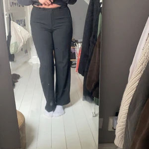 Mörkgråa kostymbyxor - Väldigt fina mörkgråa kostymbyxor!💕 Använda ett fåtal gånger, väldigt bra skick! 💖 Säljer pga att jag inte får användning av dem längre💞 Skriv så skickar jag fler bilder🥰