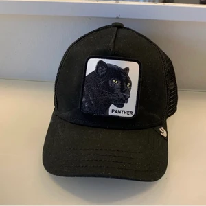 Plack Panther Trucker - Black Panthet Black/Black Trucker - Goorin Bros. Köppt från hatstore för ca 3 veckor sedan. Storlek: 53-56 One size. Säljes pga den inte passade mig. Alltså är denna keps näst intill oanvänd. Nypris: 400kr