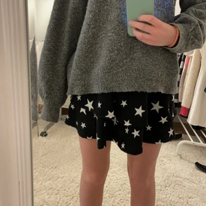 Stjärn kjol - Snygg stjärnkjol med volanger från Jacouline de Yong som är i toppen skick! Perfekt nu till sommarn🌟 köparen står för frakt💕