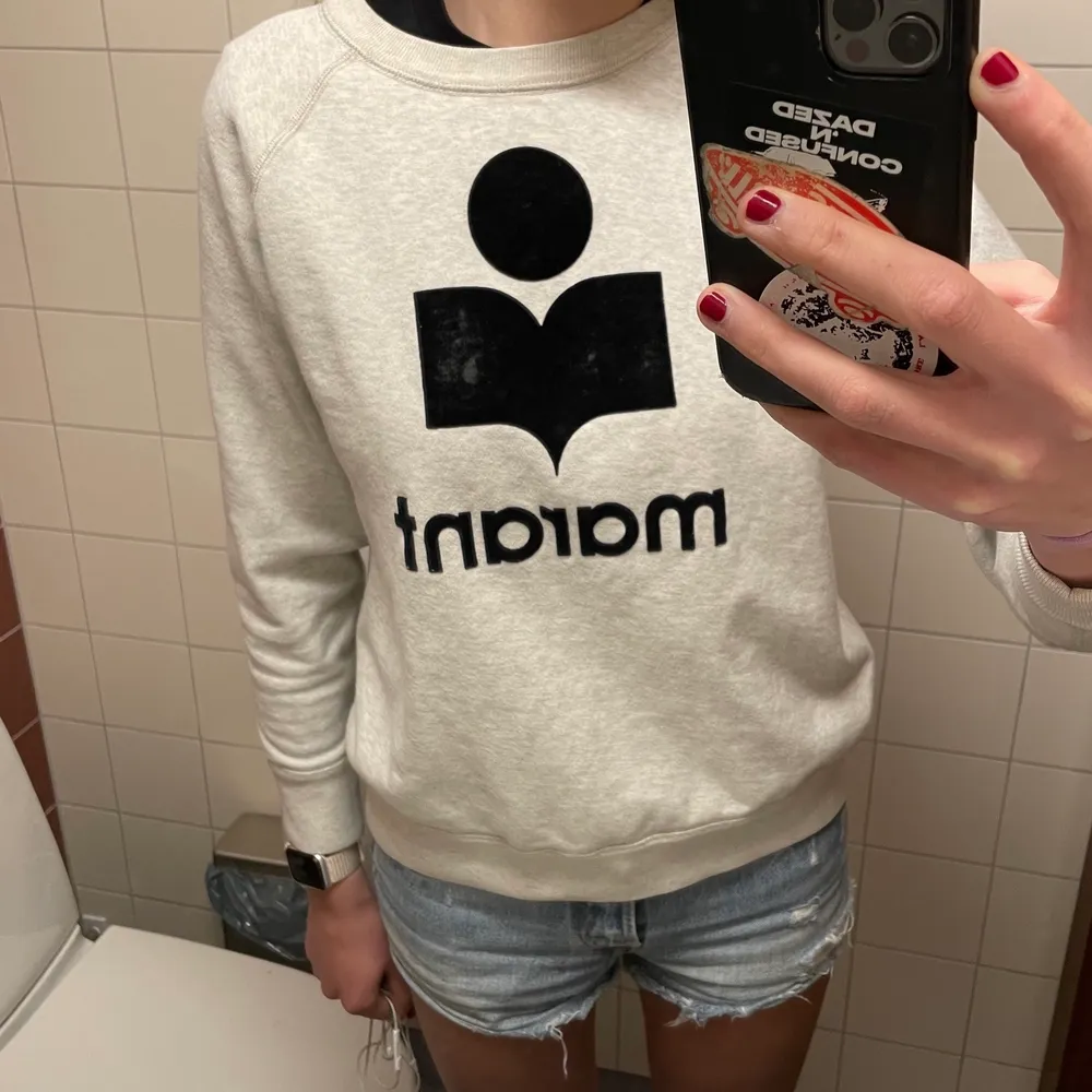 Super snygg sweatshirt från Isabel Marant!!🖤liten fläck från tvätt men inget man tänker på!!💗svin snygg, använda dessvärre inte. Skriv vid frågor!!<3. Tröjor & Koftor.