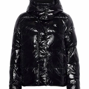 Säljer min jättefina Calvin Klien jacka - Den är sparsamt använd utan defekter. Storlek M men passar S