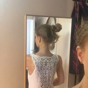 Ny maxiklänning fr Branting, stl XS - Fantastisk klänning från Branting, stl XS, men passar även S, ny. Färg: elfenben/ivory, mjuk linnekvalitet (50% linne, 50% bomull), spets i ryggen, dubbla lager ner till knäna så den är inte genomskinlig. Nypris: 1800kr, kan skickas. Pris: 750