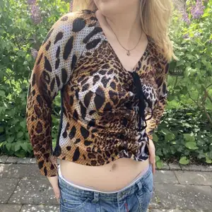 Fett leopard tröja. Köpt för några år sedan men använt en gång. Jätte skön å stretchig. Bra skick. Frakt ingår inte i priset. 