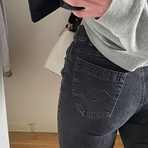 Jeans - Svarta jeans som jag vuxit ur.(är 166)