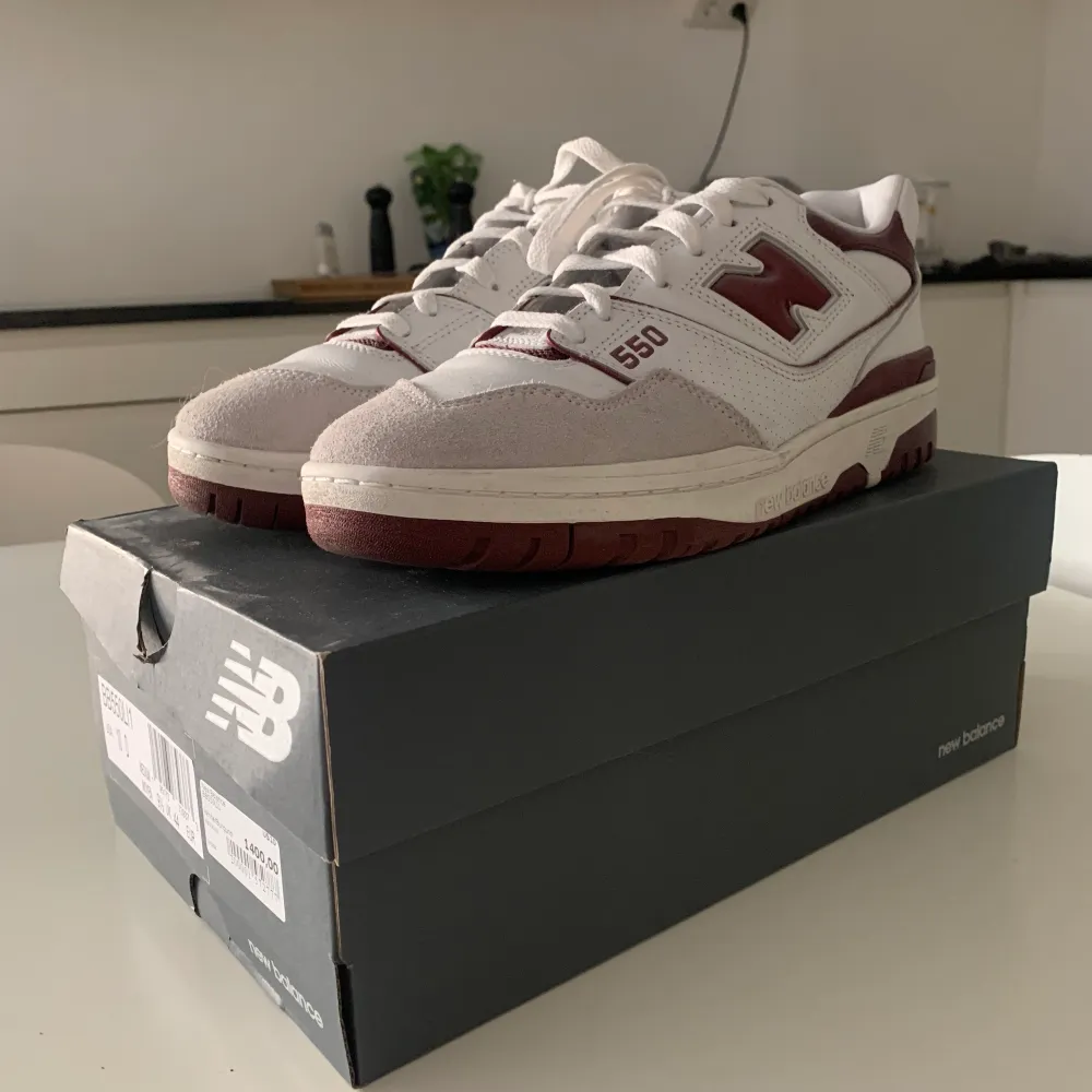 Feta new balance 550 white/burgund. Helt oanvända. Nypris 2000-2500 kr om inte mer. Storlek 44 men passar 43.. Skor.