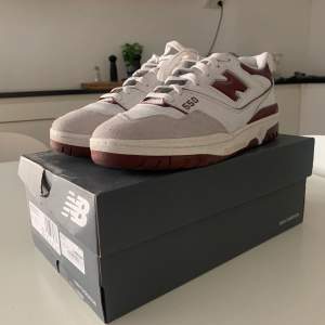 Feta new balance 550 white/burgund. Helt oanvända. Nypris 2000-2500 kr om inte mer. Storlek 44 men passar 43.