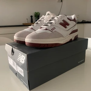 New balance 550 - Feta new balance 550 white/burgund. Helt oanvända. Nypris 2000-2500 kr om inte mer. Storlek 44 men passar 43.