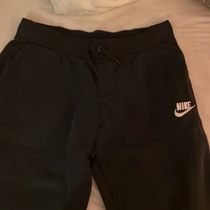 Nike mjukis  - Nike mjukis byxor som är för små för mig. Är jätte bekväma.