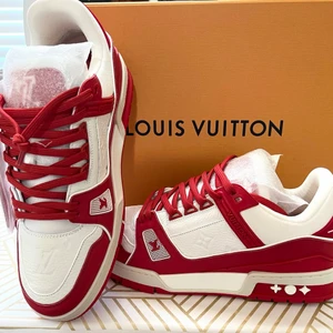 Louis Vuitton x RED, Trainer  - Intresse koll på mina trainers, Cond ligger på 8,5-9/10, självklart medföljer kvitto, låda, inprincip allt som följde med vid första köpet. Tveka inte att kontakta mig om du har några frågor.  Obs bilden är en lånad bild tagen från Grailed där jag köpte dem.