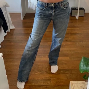 ZARA MIDRISE JEANS - (lånade bilder) Säljer mina Zara midrise jeans i storlek 38 då de blivit försmå. 