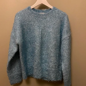 Glittrig collegetröja från &Other stories - Jättefin blå collegetröja med glitter från &Other stories. Använts 2 gånger