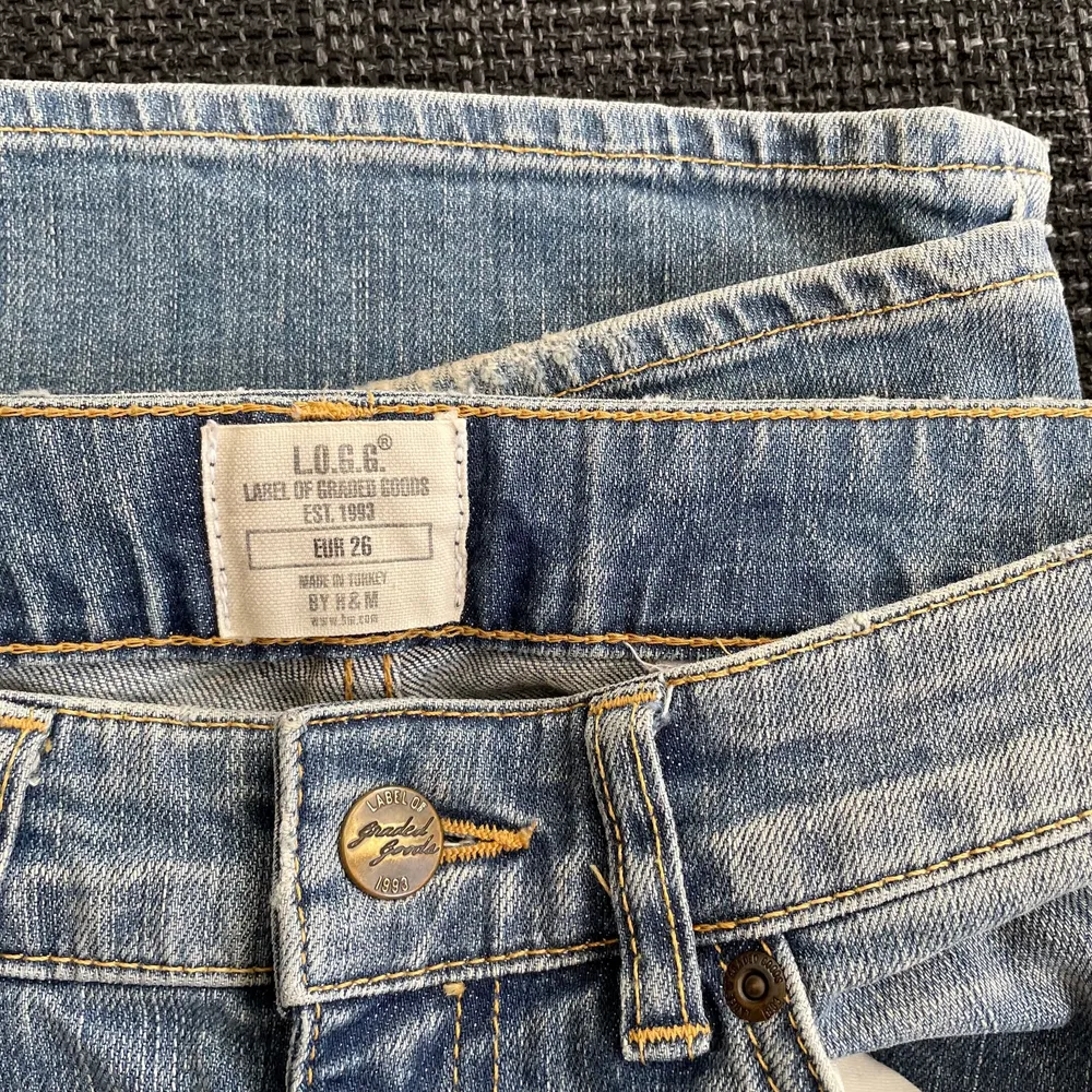 Ett par snygga lågmidjade jeans från H&M. Är i väldigt bra skick. Storlek 26, skulle säga XS-S. Skriv vid intresse eller frågor💓💓💓. Jeans & Byxor.