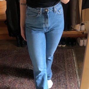 Jeans med slits  - Säljer dessa jeans då jag tyvärr inte fått så mycket användning för dom. Sitter superfint på kroppen och har en slits nedtill. Är 176cm lång 