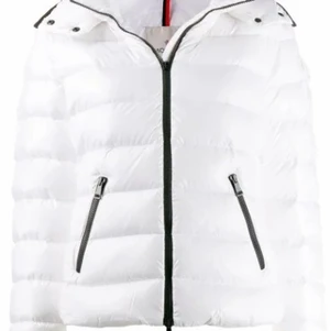 Moncler jacka Bady  - Intresse koll på min fina moncler bady vinter jacka. Köpt i vintras så inte använd mycket. Inga fläckar eller skador. Prislapp, taggar och bägg till jackan tillkommer självklart! Jag är 1,65 och det är storlek 14 i barn, motsvarar xs i dam. 