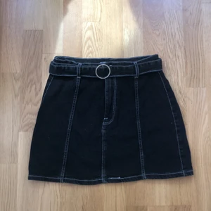 Bershka kjol - Mörk jeanskjol från Bershka. Storlek: EUR 40!