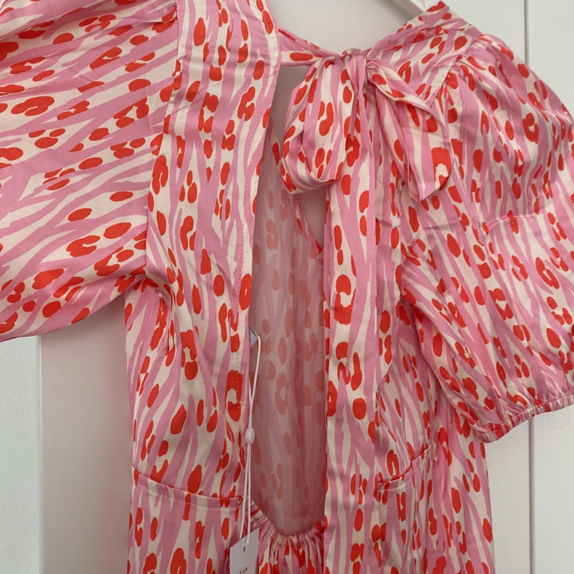 Rosa och röd klänning med öppen rygg - 91