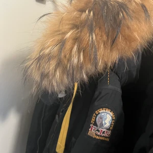 ÄKTA Parajumpers Jacka - Äkta Parajumper  storlek SMALL Väldigt fint skick, inga defekter, äkta päls 🙌🏼 Använd inte ens 2månader, djur finns i hemmet🌸 Skriv för fler bilder📸