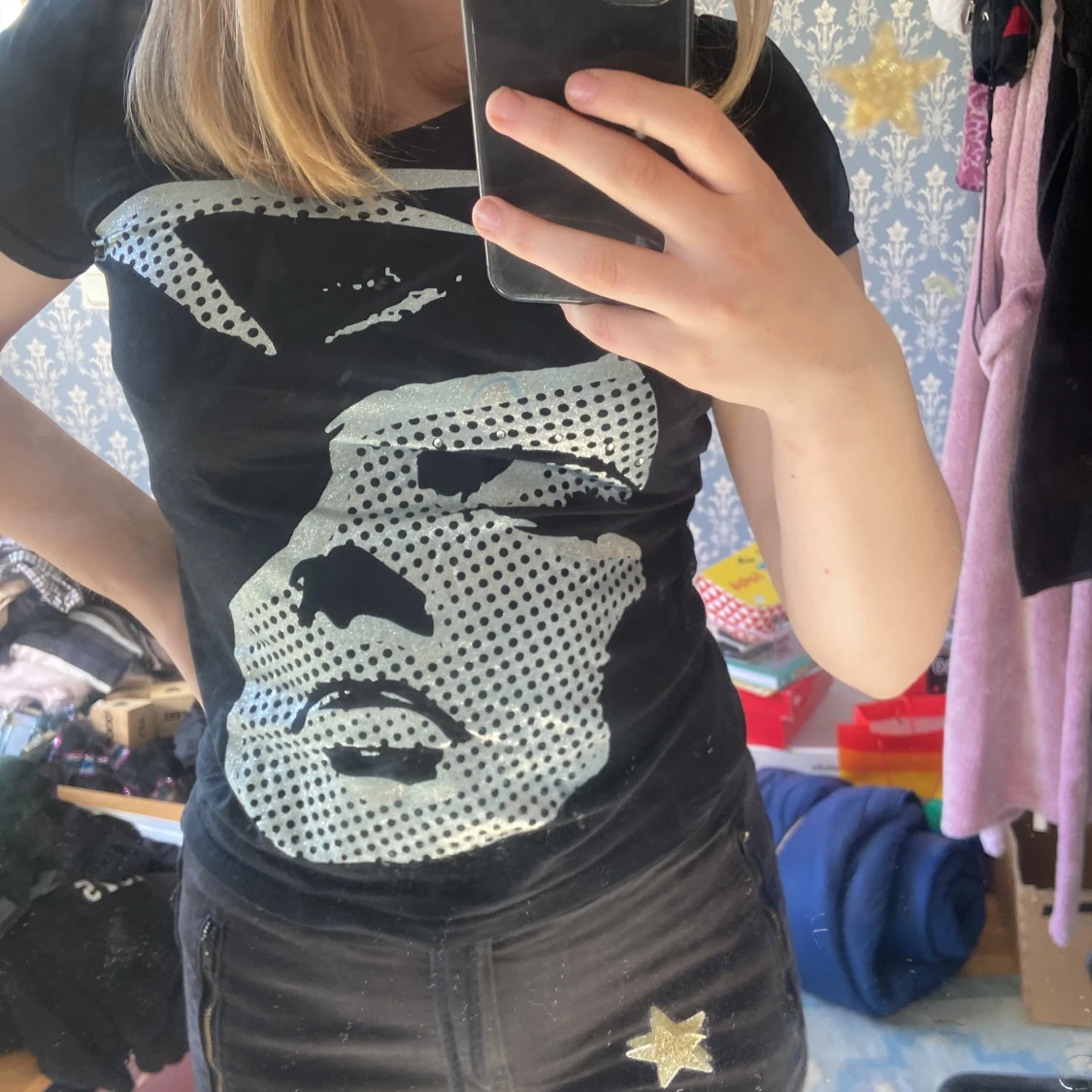 Svara skinnyjeans och en tight t-shirt - 91