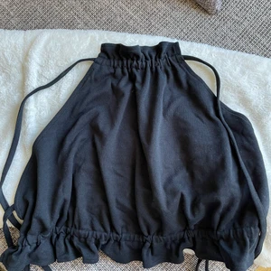 Svart topp - Superfin svart topp ifrån bikbok med snörning i bak🖤