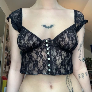 Svart spets topp  - Likadan spets topp jag sålde fast i svart, den har också kristall knappar. Frakten kostar 52kr och är spårbar