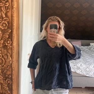 linne skjorta marin blå marinblå ficka  - söt skorta / blus i linne / linne mix (vet inte exakt) i marin❤️❤️