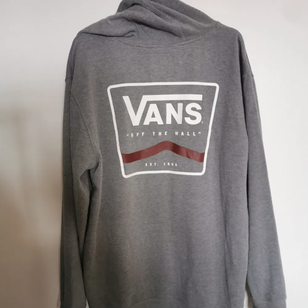 En grå hoodie från vans. Knappt använd.  Frakt ingår inte i priset. . Hoodies.